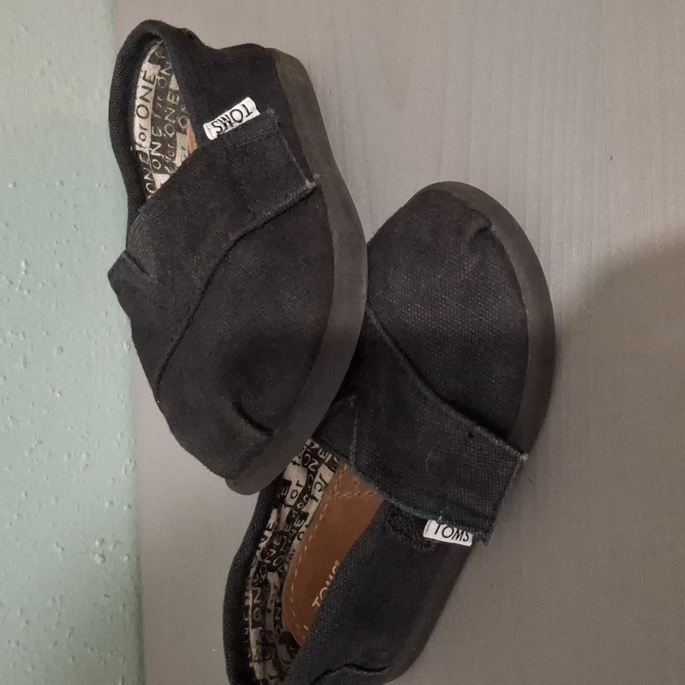 TOMS Kids Black Shoes Sz 7